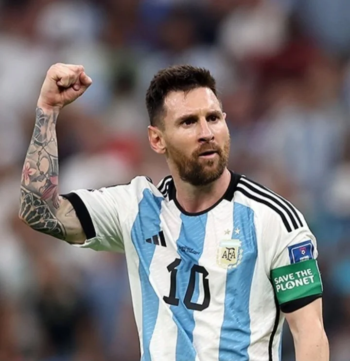 que iphone usa messi, Messi celebra con puño en alto, camiseta 10 de Argentina, Mundial 2022