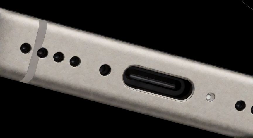 Puerto USB-C en la parte inferior de un iPhone 15 Pro