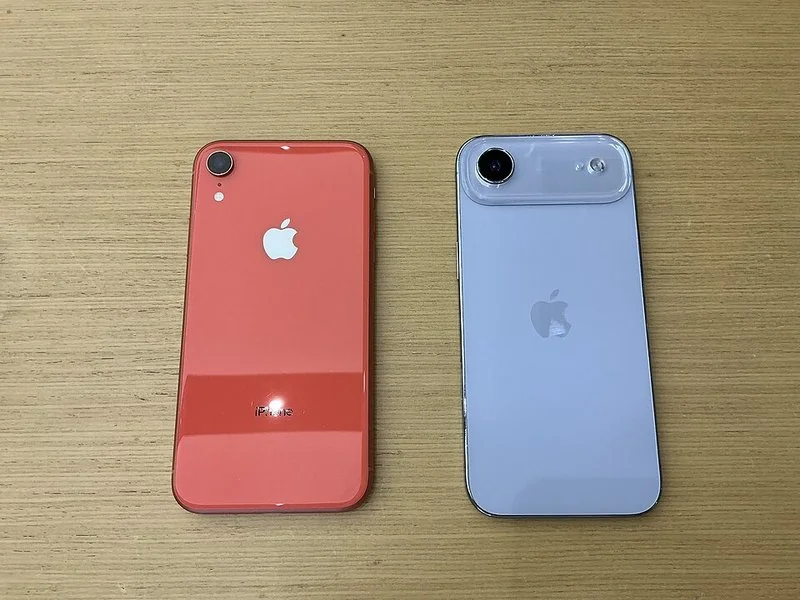 que iphone usan esim, iPhone XR y iPhone Air juntos, primer eSIM en 2018 frente al solo-eSIM actual