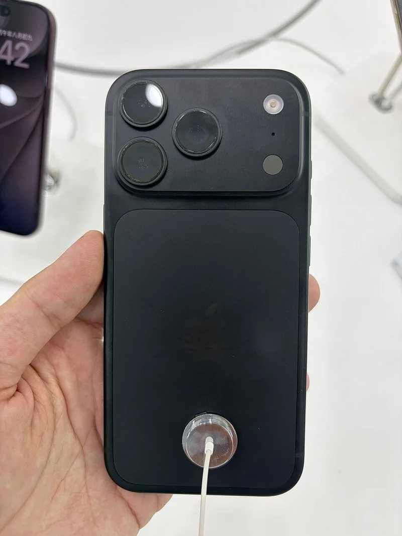 que iphone va a salir en 2027, Parte trasera del iPhone 18 Pro negro con su módulo de triple cámara, el diseño que el iPhone 20 de 2027 renovará por completo