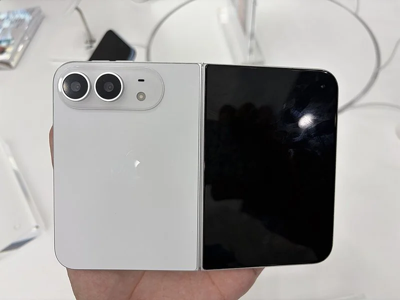 iPhone Duo plegable visto por detrás, con doble cámara y logo de Apple