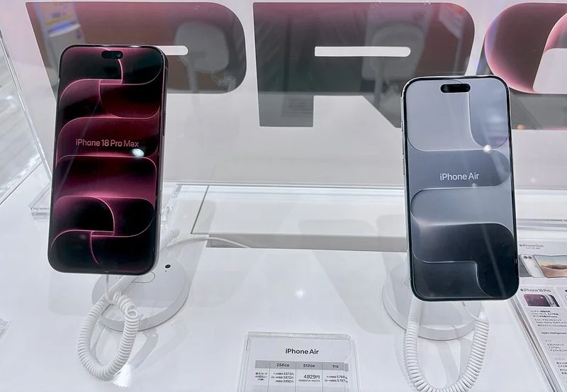 Unidades de exposición del iPhone 18 Pro Max en color borgoña junto al iPhone Air en una tienda
