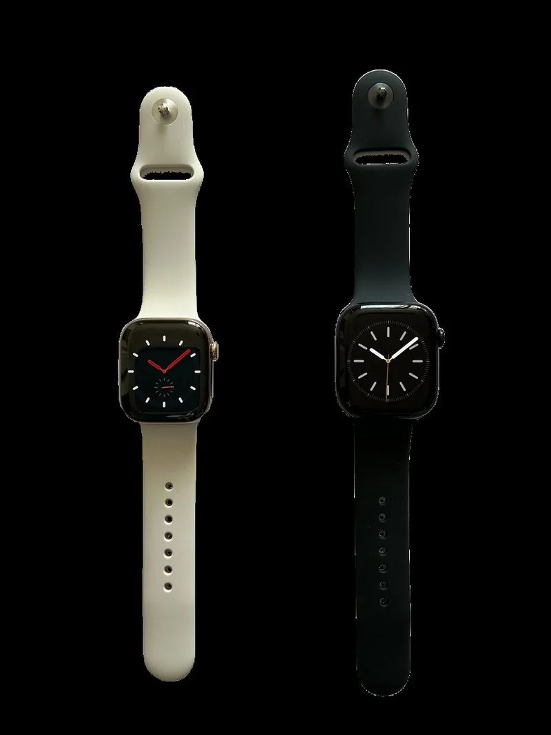 que iphone watch es mejor, Dos Apple Watch Series con correa deportiva, blanco estelar y negro azabache, en vertical