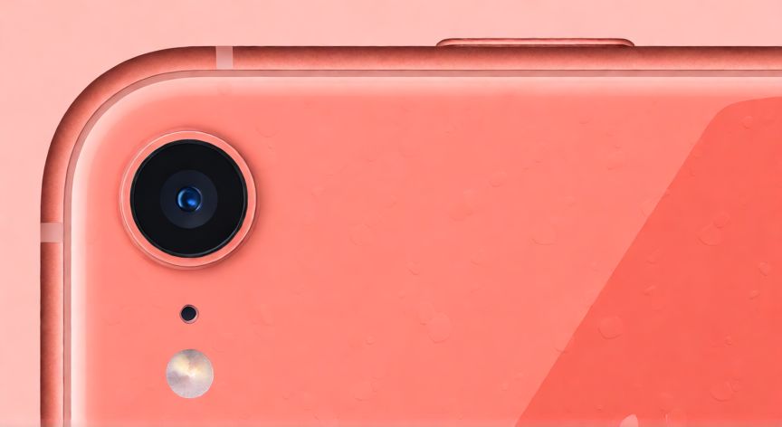 Parte trasera del iPhone XR en color coral mostrando su diseño de vidrio
