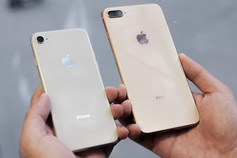 iPhone 8 plateado y iPhone 8 Plus dorado, modelos sin actualizaciones en 2025