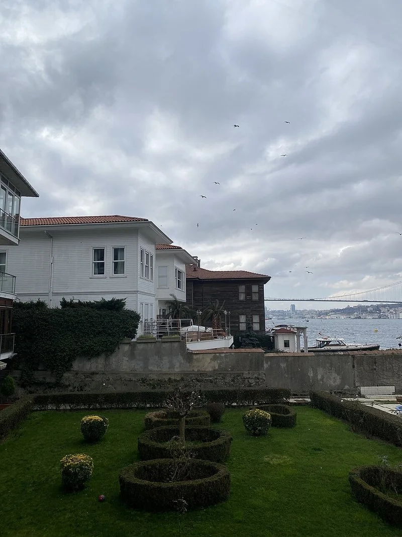 Yalı de Sakıp Sabancı, la mansión junto al Bósforo en Estambul que sirve de escenario a la mansión de la familia Korhan en 'Una nueva vida' (Yalı Çapkını)