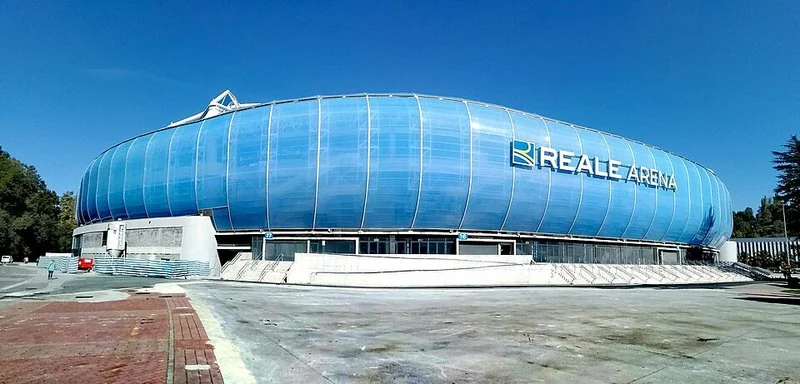 Vista exterior del estadio de la Real Sociedad en San Sebastián (Reale Arena, antiguo Anoeta), donde la grada de animación lleva el nombre de Aitor Zabaleta