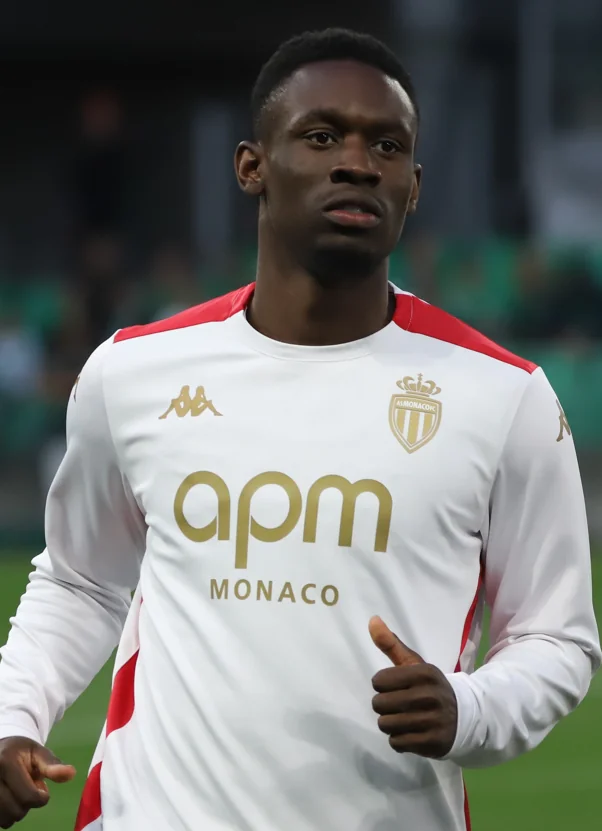 Folarin Balogun con la camiseta blanca y roja del AS Mónaco (patrocinio apm MONACO, escudo del AS Mónaco y Kappa), durante un partido de la Ligue 1.