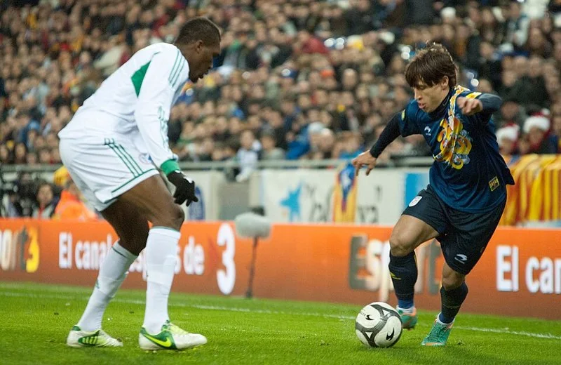 Bojan Krkic, con la camiseta de la selección de Cataluña, disputa el balón ante un rival en un partido amistoso internacional