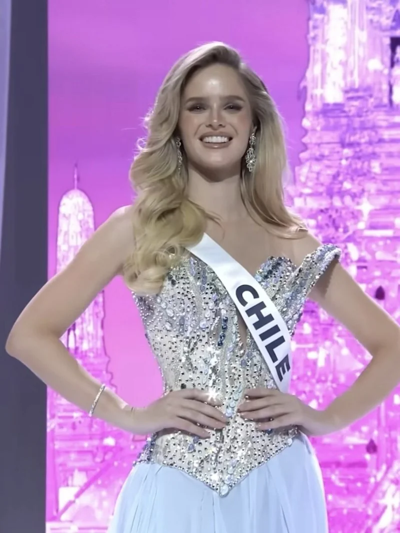 Inna Moll, identificada por el título del archivo como participante de Miss Universe 2025, aparece con una banda de Chile, un vestido plateado brillante y un fo
