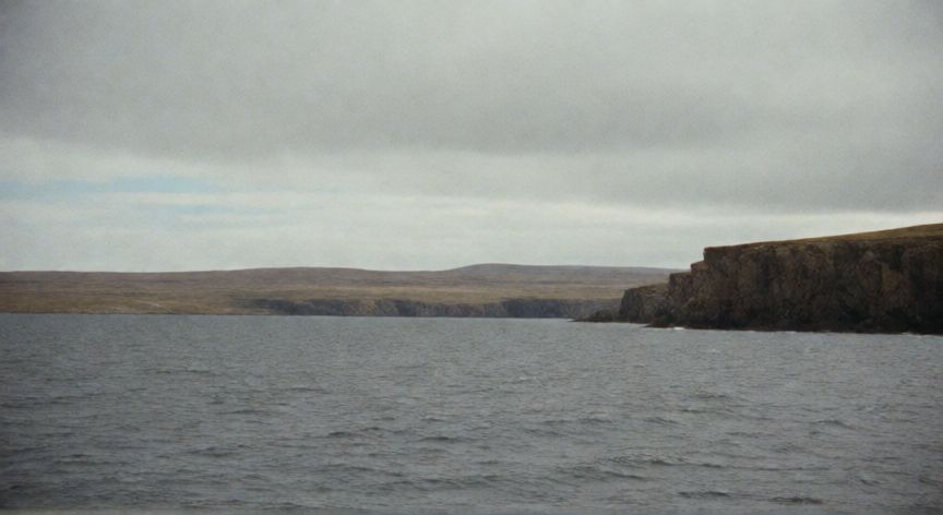 que ocurrio con las malvinas, Vista panorámica de las islas Malvinas desde el mar con cielo nublado en estilo fotográfico histórico
