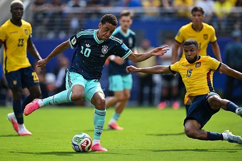 Jamal Musiala, con el dorsal 10 de la selección alemana, protege el balón ante la entrada de Pedro Vite (15) durante el partido Ecuador contra Alemania del Mund