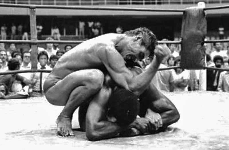 Pelea de boxeo en blanco y negro que ilustra un golpe de conejo, impacto ilegal en la nuca asociado al caso de Prichard Colón.