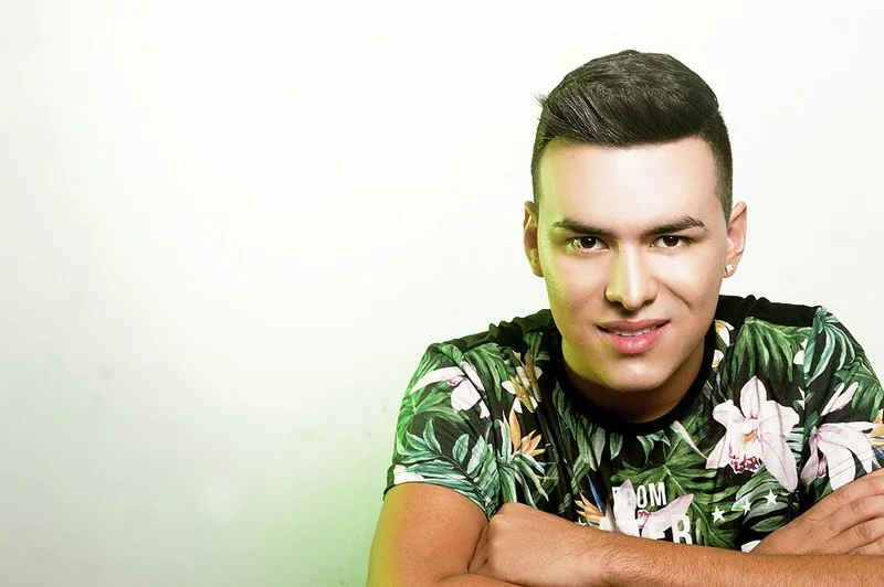 Yeison Jiménez, cantautor colombiano de música popular, retrato promocional con camisa estampada floral