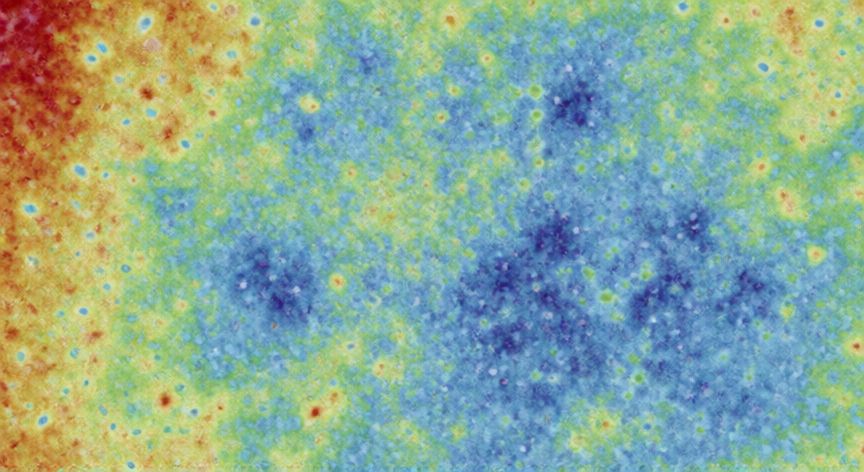 qué ocurrió después del big bang, Mapa de la radiación cósmica de fondo en microondas mostrando fluctuaciones de temperatura