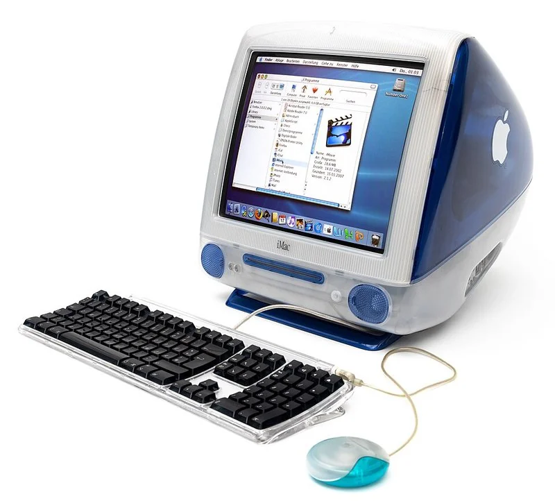 que ordenador all in one comprar, iMac G3 azul con teclado y ratón, ejemplo histórico de ordenador todo en uno