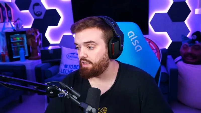 Ibai Llanos en su setup de streaming con micrófono, auriculares y silla gaming