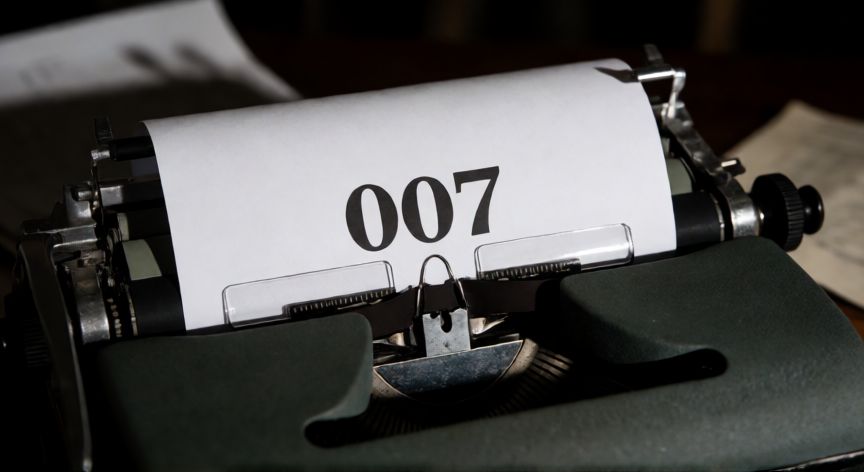 que paso con 007, Máquina de escribir antigua con el código 007 visible en la página