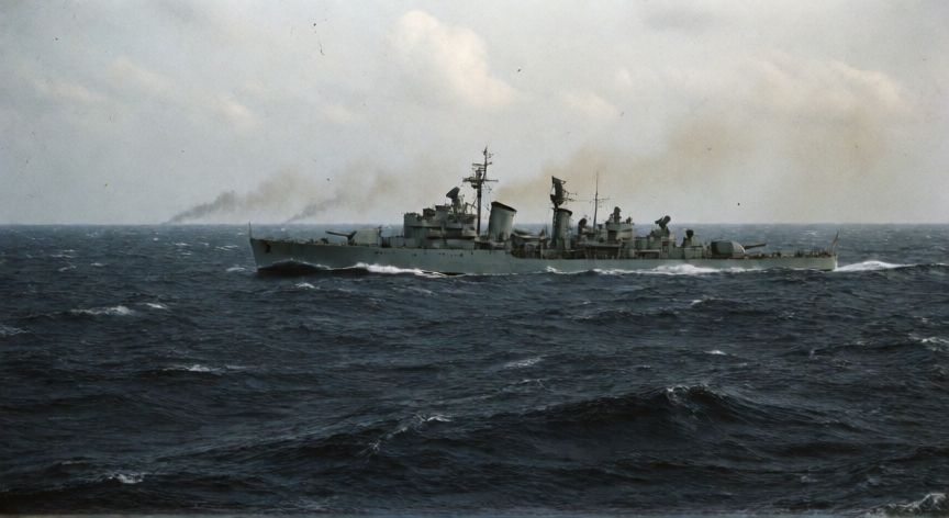 que paso las malvinas, Buque de guerra navegando en aguas del Atlántico Sur durante la Guerra de las Malvinas