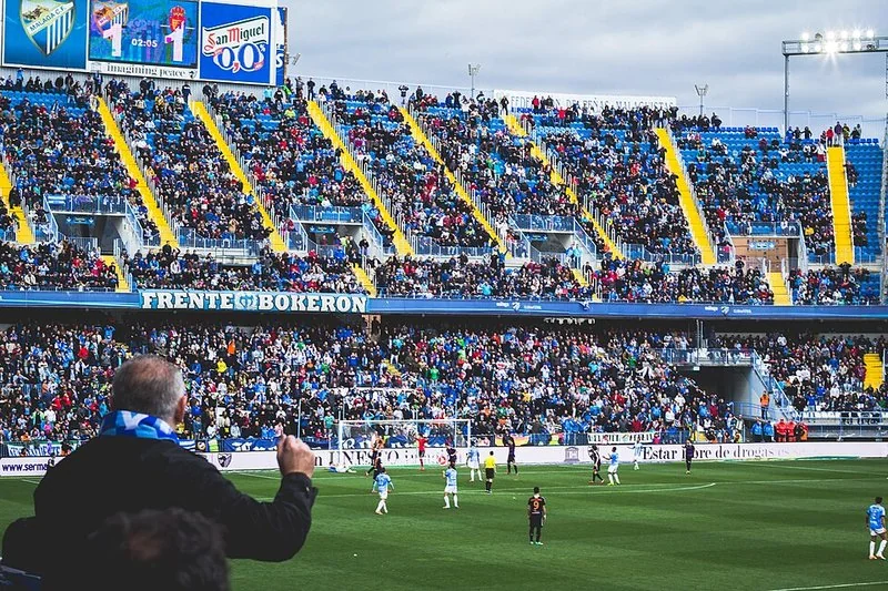 Grada llena en el Estadio de La Rosaleda durante un partido del Málaga CF