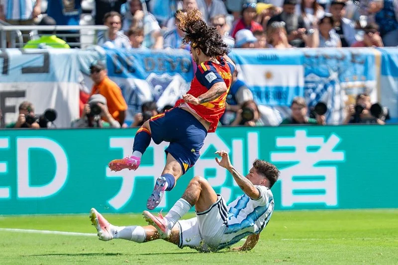 Marc Cucurella salta por encima de un jugador de Argentina en la final del Mundial 2026