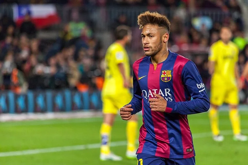 Neymar en acción con la camiseta del FC Barcelona durante un partido de Liga