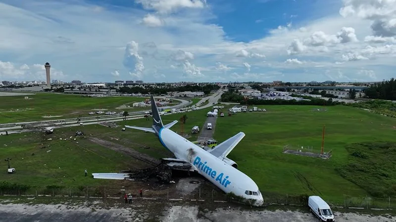 Vista aérea del Boeing 767 de Amazon Prime Air tras salirse de la pista en Miami