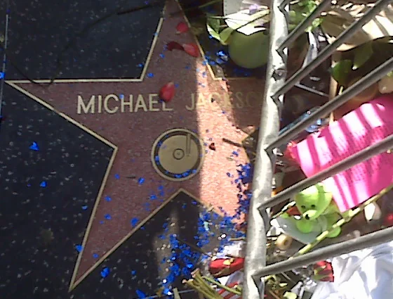 Estrella de Michael Jackson en el Paseo de la Fama cubierta de flores y ofrendas