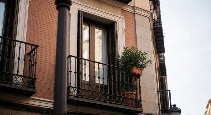 que paso realmente en malasaña 32, Detalle arquitectónico de una fachada histórica en el barrio de Malasaña