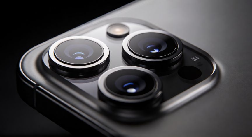 que tecnologia tiene el iphone 17 pro max, Detalle de la cámara del iPhone 17 Pro Max con lentes múltiples y acabado premium